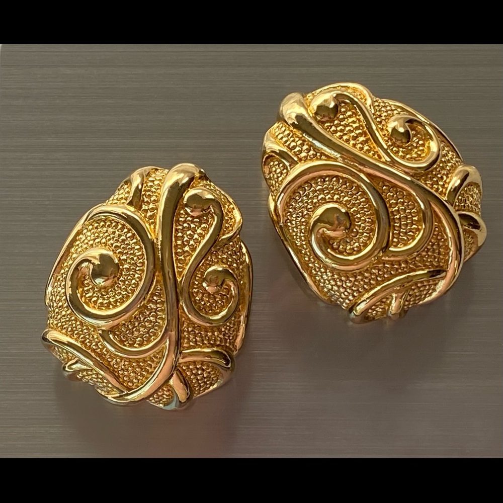 Barrera For Avon Designer Gold Tone Chunky Clip-on Earrings Vintage